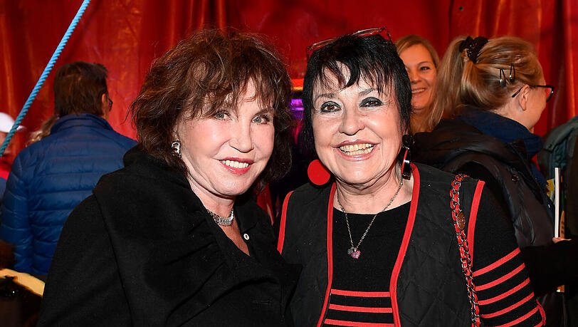 Uschi Ackermann (re.) gemeinsam mit Dunja Siegel bei der Programm-Premiere von Circus Roncalli Uschi Ackermann (re.) gemeinsam mit Dunja Siegel bei der Programm-Premiere von Circus Roncalli