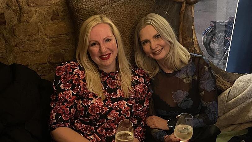 Jessy (r.) und Carolina, die beiden Wahlm&uuml;nchnerinnen und selbst ernannten Boaznbitches, sind jeden Tag unterwegs auf einer neuen Entdeckungstour in der bunten und vielf&auml;ltigen Gastro-Szene der Stadt. Nach ihrer Erfahrung sind in der Boazn alle gleich.