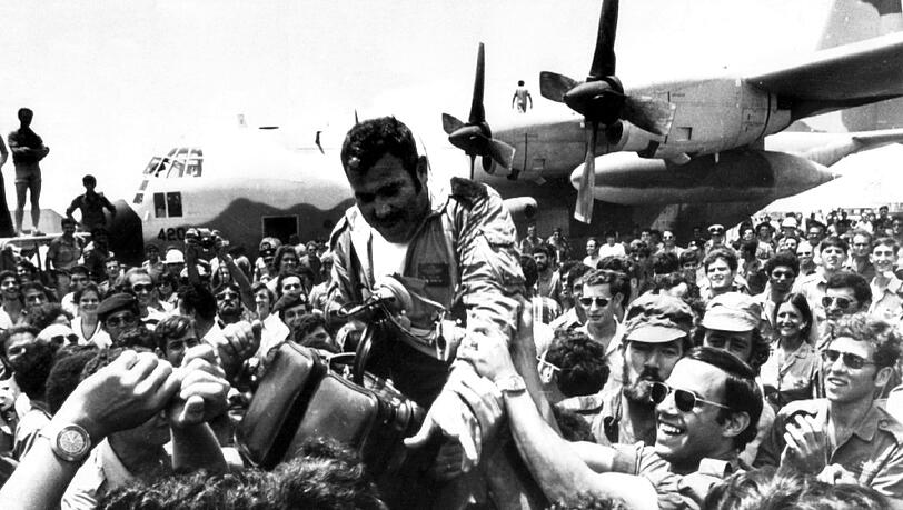 Ein an der damaligen Befreiungsaktion beteiligter Pilot wurde nach der R&uuml;ckkehr auf dem Flughafen Ben Gurion gefeiert. (Archivbild)