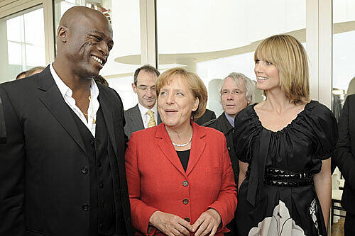 Angela Merkel im Gespräch mit Heidi Klum (rechts) und ihrem Mann Seal. Für das Model ist es "eine Ehre" die Kanzlerin zu treffen.