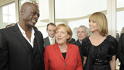 Angela Merkel im Gespräch mit Heidi Klum (rechts) und ihrem Mann Seal. Für das Model ist es "eine Ehre" die Kanzlerin zu treffen. Angela Merkel im Gespräch mit Heidi Klum (rechts) und ihrem Mann Seal. Für das Model ist es "eine Ehre" die Kanzlerin zu treffen.