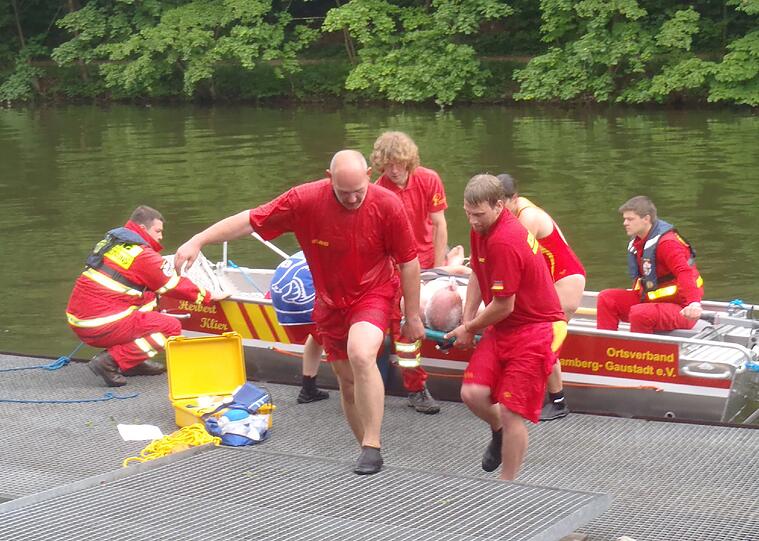 Gut im Training: DLRG-Helfer über die Bergung eines &bdquo;verunglückten&ldquo; Badegastes.