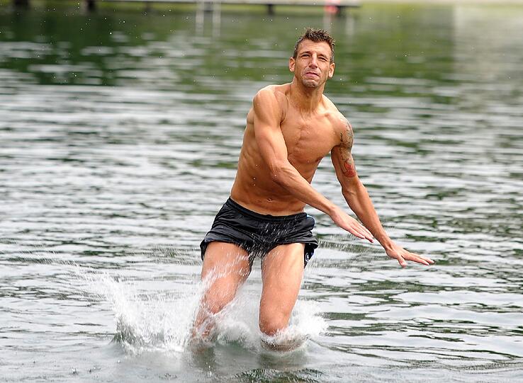 Die Löwen beim Turmspringen im Trainingslager. Sehen Sie hier die spektakulären Bilder.