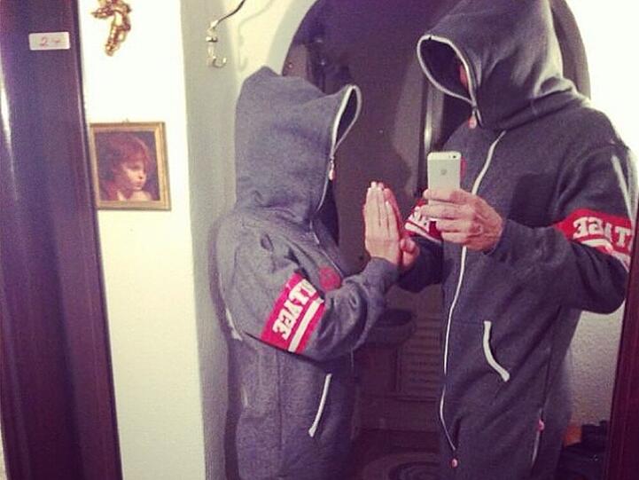 "Liebe im Jahr 2040", kommentiert Lucas Cordalis sein Selfie auf Twitter