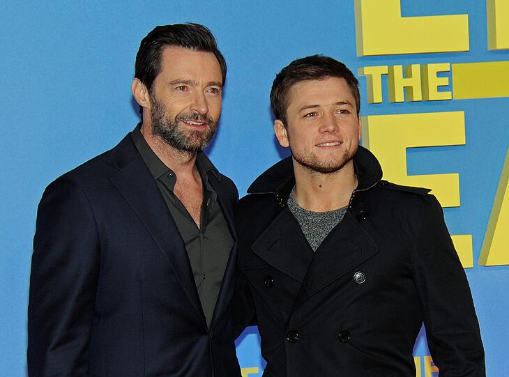 Der australische Schauspieler Hugh Jackman (l.) und der walisische Schauspieler Taron Egerton bei der Premiere in München