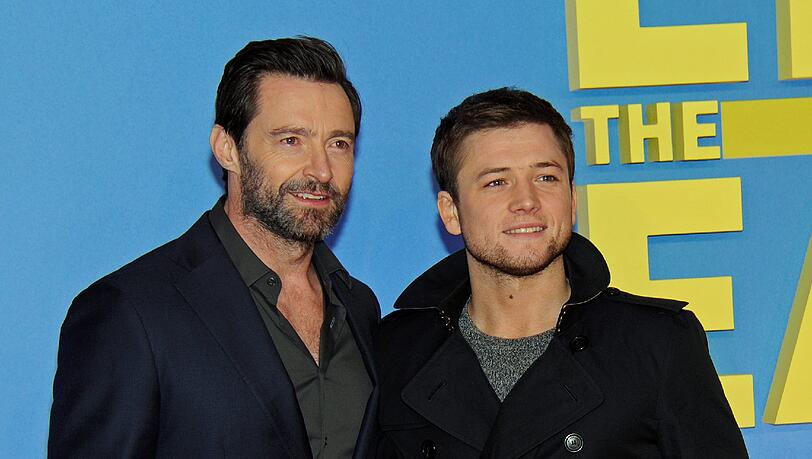 Der australische Schauspieler Hugh Jackman (l.) und der walisische Schauspieler Taron Egerton bei der Premiere in München Der australische Schauspieler Hugh Jackman (l.) und der walisische Schauspieler Taron Egerton bei der Premiere in München