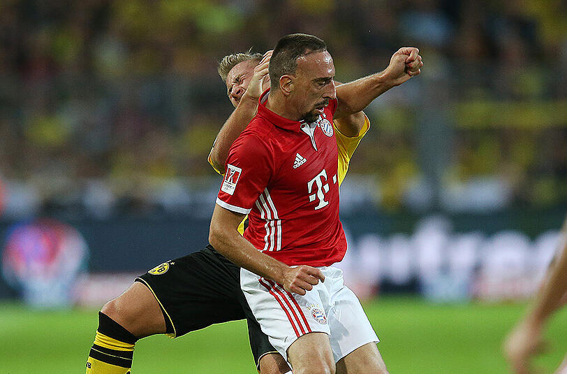 Doch Ribéry ist manchmal auch hitzköpfig und leistet sich während des Spiels immer wieder Ausraster, wie hier gegen Felix Passlack von Borussia Dortmund.