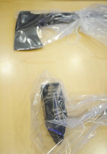 Mit einer schweren Axt und einem großen Hammer sind die Räuber vorgegangen und haben den Juwelier Chopard in der Maximilianstraße überfallen. Die Polizei zeigt Fotos der Tatwaffen.