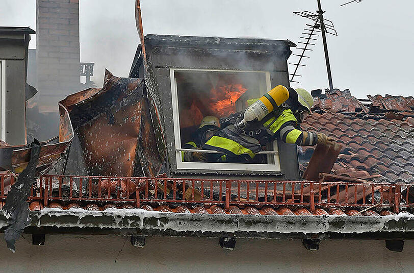 In München ist am Sonntag der etwa 30 Meter lange Dachstuhl eines Mehrfamilienhaus bei einem großbrand völlig zerstört worden.