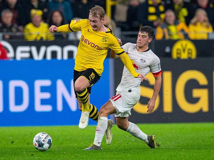 Leipzigs Diego Demme (r) und BVB-Torschütze Julian Brandt teilten sich im torreichen Spitzenspiel die Punkte.