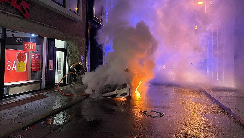 Die Feuerwehr löscht ein brennendes Taxi am Färbergraben.
