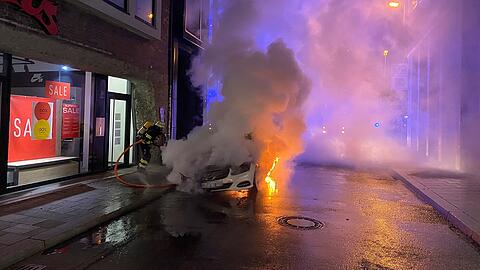 Die Feuerwehr löscht ein brennendes Taxi am Färbergraben.