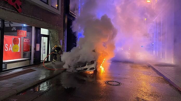 Die Feuerwehr löscht ein brennendes Taxi am Färbergraben.