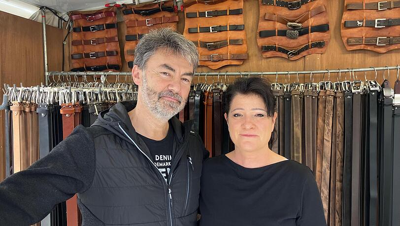 Thomas Bettinger und Romy Haus verkaufen Gürtel auf der Dult. Thomas Bettinger und Romy Haus verkaufen Gürtel auf der Dult.