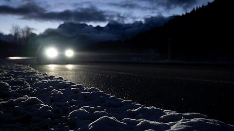 Auf den Stra&szlig;en ist Vorsicht geboten. (Archivbild)
