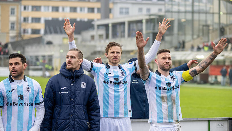 Siemen Voet, Sigurd Haugen und Patrick Hobsch feierten nach dem 1:1 gegen Essen mit den Fans.
