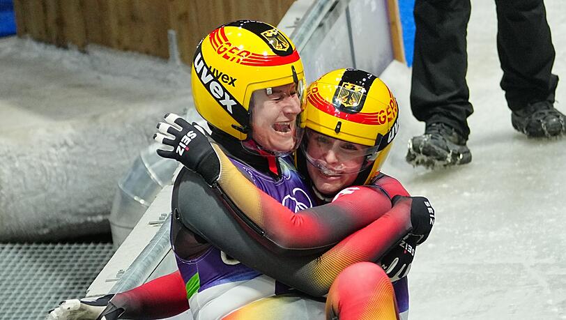 Freuen sich &uuml;ber Platz zwei: Dajana Eitberger und Magdalena Matschina