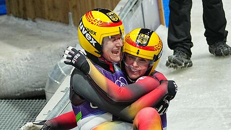 Freuen sich &uuml;ber Platz zwei: Dajana Eitberger und Magdalena Matschina