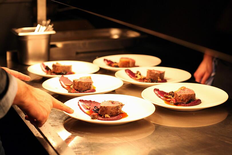Die Gäste können dem Treiben in der Küche zusehen: Das Sirloin-Steak von Nuno Mendes ist angerichtet.
