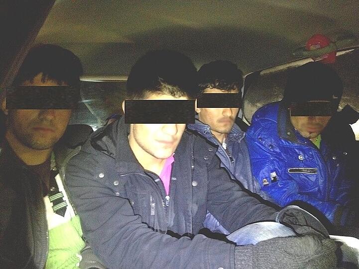 Neun Iraker in zwei Autos: Im ersten Auto sitzen fünf Irakis. Im zweiten vier. Alle müssen sich auf die Rückbank quetschen. Die Schleuser sitzen vorne, ganz bequem. Mittlerweile sitzen sie im Knast: Am 25. März 2012 hält die Polizei die Autos auf der B2 bei Mittenwald an und nimmt die drei Rumänen fest.