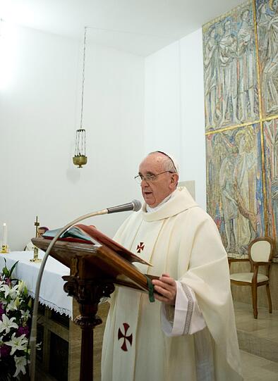 und nicht, wie sonst üblich, in einer der großen Basiliken Roms.