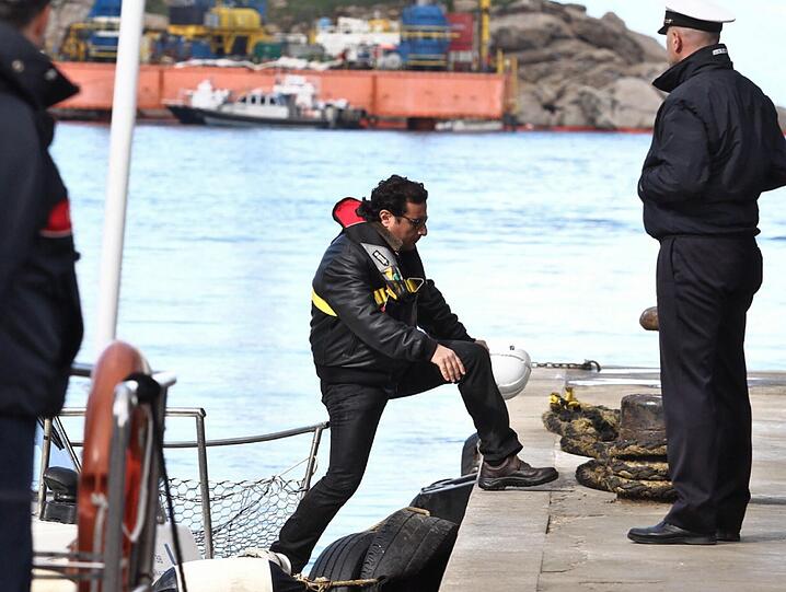 Der Kapitän des havarierten Unglücksschiff Costa Concordia besichtigte am Donnerstag ertmals das Wrack. Die Bilder!