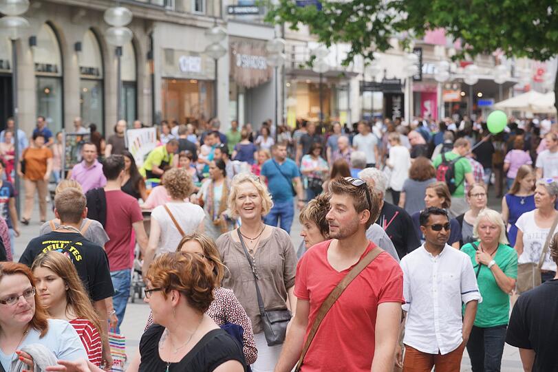 Voll: Die Fußgängerzone am verkaufsoffenen Sonntag.