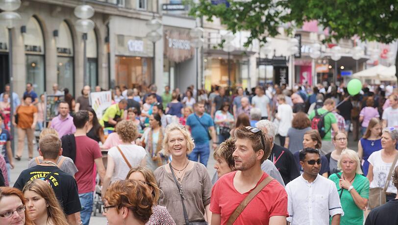 Voll: Die Fußgängerzone am verkaufsoffenen Sonntag. Voll: Die Fußgängerzone am verkaufsoffenen Sonntag.