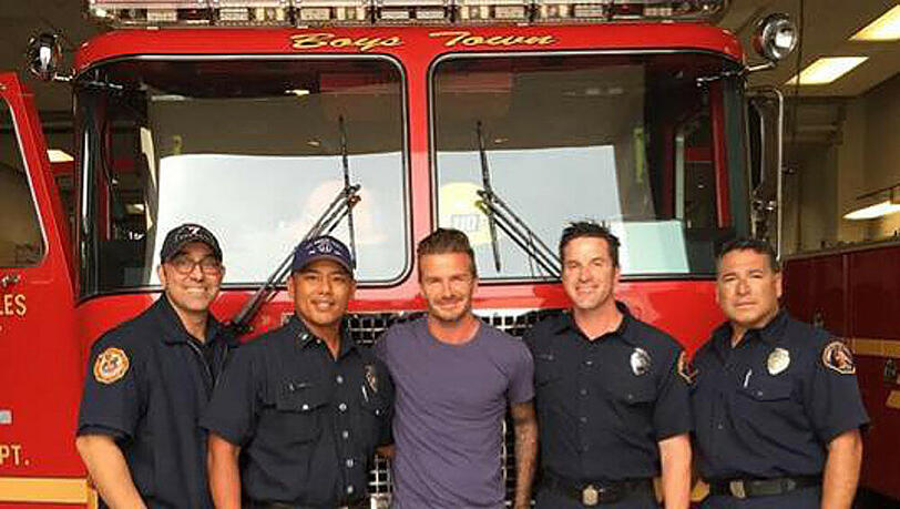 Fußball-Star David Beckham fühlt sich sichtlich wohl unter Feuerwehrmännern Fußball-Star David Beckham fühlt sich sichtlich wohl unter Feuerwehrmännern