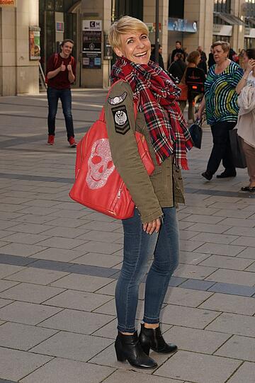 Poncho und Klecks: Sabine Kensy (47), Assistentin der Geschäftsführung: &bdquo;Zwar trage ich gerade keinen, aber Ponchos sind für mich im Herbst unverzichtbar. Am liebsten kleide ich mich sportlich und achte immer darauf, dass ich mein schlichtes Outfit mit einem Farbklecks versehe. Ich liebe graue und schwarze Kleidungsstücke und peppe diese dann mit knalligen Sneakers, einem auffälligen Schal oder einer bunten Tasche auf. Die Farbe Militärgrün liegt für mich im Trend.&ldquo;