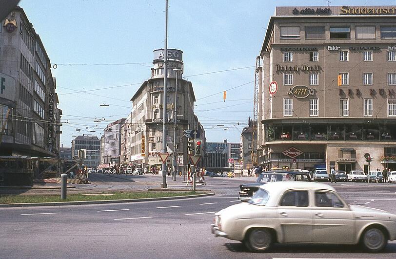 Da steht er noch, der alte Königshof: Rechts im Bild ist die alte Fassade des Hotels am Stachus zu sehen. Heute sieht sie anders aus &ndash; und wird bald wieder einer neuen Version weichen.