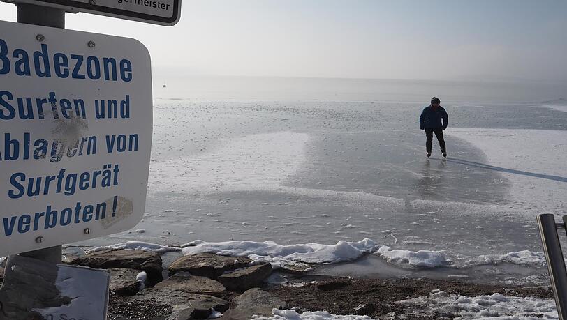 Beim Eislaufen auf einem See sollten Schlittschuhläufer unbedingt in Ufernähe bleiben. Beim Eislaufen auf einem See sollten Schlittschuhläufer unbedingt in Ufernähe bleiben.