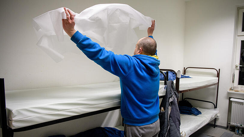 Michal aus der Slowakei bezieht in der Nachtunterkunft der Bayernkaserne sein Bett mit einer Einmaldecke. Von November bis Ende April können Obdachlose hier Zuflucht vor der Kälte finden.