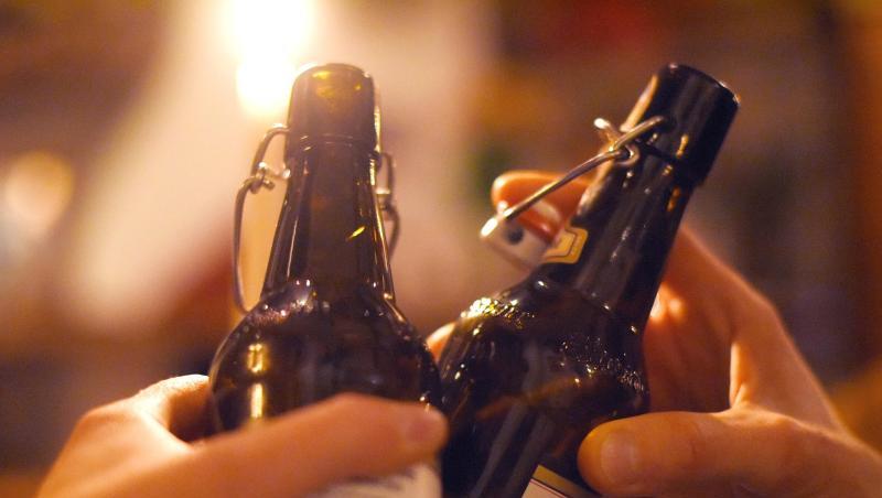 Zwei Personen stoßen in einer Kneipe mit Bier an. Foto: Angelika Warmuth/dpa/Symbolbild Zwei Personen stoßen in einer Kneipe mit Bier an. Foto: Angelika Warmuth/dpa/Symbolbild