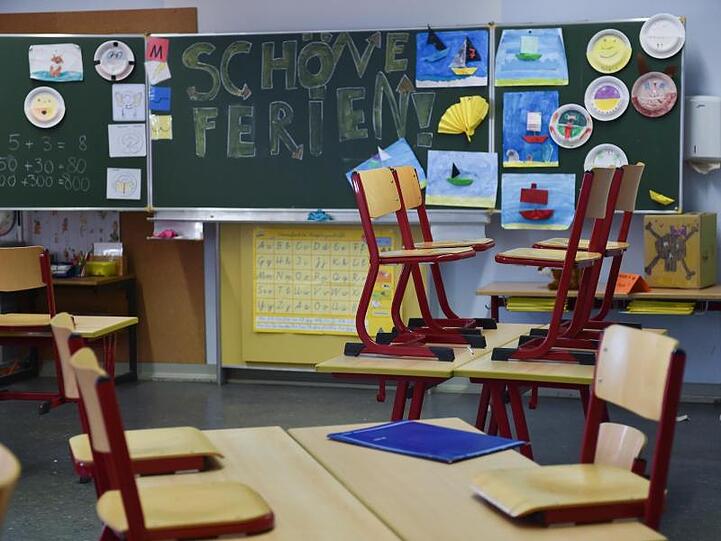 Leer ist ein Klassenzimmer einer Schule nach der letzten Schulstunde vor Beginn der Ferien. Foto: Arne Dedert/Archiv