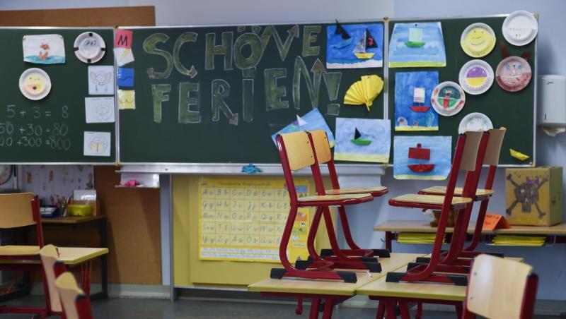 Leer ist ein Klassenzimmer einer Schule nach der letzten Schulstunde vor Beginn der Ferien. Foto: Arne Dedert/Archiv Leer ist ein Klassenzimmer einer Schule nach der letzten Schulstunde vor Beginn der Ferien. Foto: Arne Dedert/Archiv