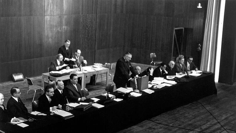Ein Bild von der BMW-Hauptversammlung 1959, wo die Übernahme durch Daimler-Benz von Kleinaktionären und BMW-Händlern verhindert wurde.