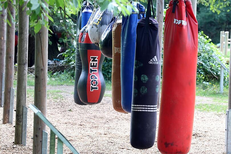 Einfach mal draufhauen: eine Open-Air-Muckbude mit Boxsäcken.