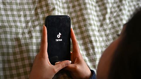 Gegen die Online-Plattform TikTok des chinesischen Anbieters ByteDance laufen mehrere EU-Verfahren. (Symbolbild)