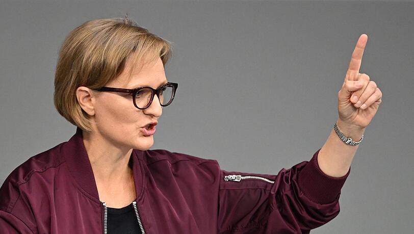 Redner mehrerer Fraktionen dankten den Grünen dafür, dass sie eine Aktuelle Stunde zum Thema KI-Regulierung aufgesetzt hatten. Redner mehrerer Fraktionen dankten den Grünen dafür, dass sie eine Aktuelle Stunde zum Thema KI-Regulierung aufgesetzt hatten.