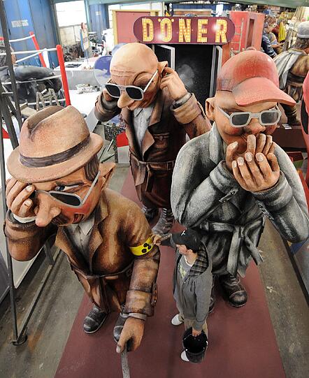 Ein Wagenbauer des Mainzer Carneval-Vereins (MCV) nimmt am Dienstag (14.02.12) in der Wagenhalle des Vereins in Mainz am Motivwagen "V-Leute" letzte Arbeiten vor, der drei Verfassungsschutz-Agenten zeigt, die nichts sehen, nichts hören und nichts sagen.
