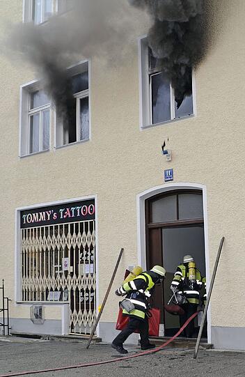 Schmellerstr.: Der Brand in einem Schlafzimmer verursacht ebenfalls einen Schaden von über 100.000 €. Die 85-jährige Bewohnerin flieht rechtzeitig vor Rauch und Flammen. Sieben Bewohner des vierstöckigen Wohnhauses bringt die Feuerwehr mit Fluchthauben in Sicherheit. Vier davon müssen medizinisch versorgt werden. Nach Abschluss der Löscharbeiten können bis auf die 85 Jährige wieder alle in ihre Wohnungen zurückkehren.