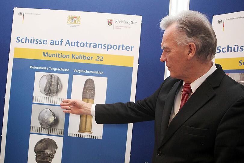 Der Präsident des Bundeskriminalamtes (BKA), Jörg Ziercke, stellt die Munition in Großaufnahme vor