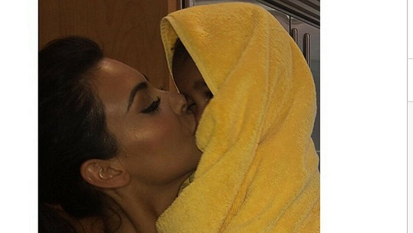 Kim Kardashian knutscht Töchterchen North Kim Kardashian knutscht Töchterchen North