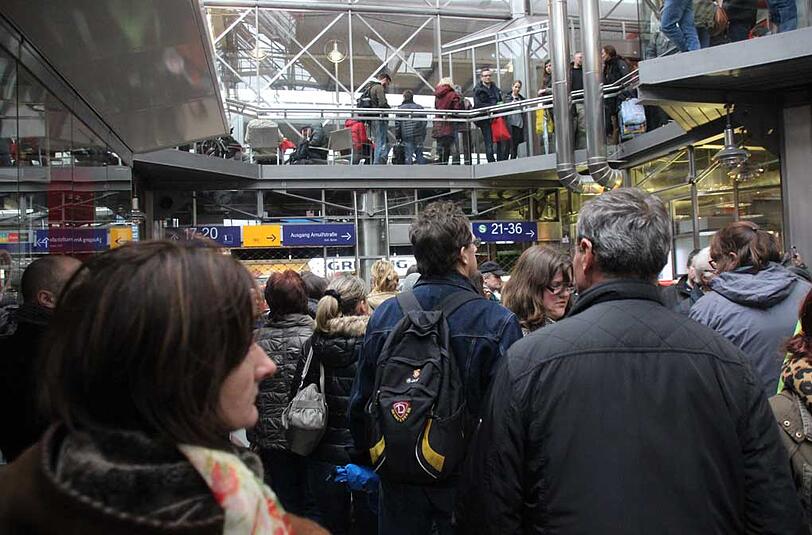 Der Hauptbahnhof in München wurde evakuiert, der Schalterbereich ist abgeriegelt, der Fernverkehr komplett eingestellt. Viele Reisende müssen sich eine Notunterkunft suchen. Die Bilder.