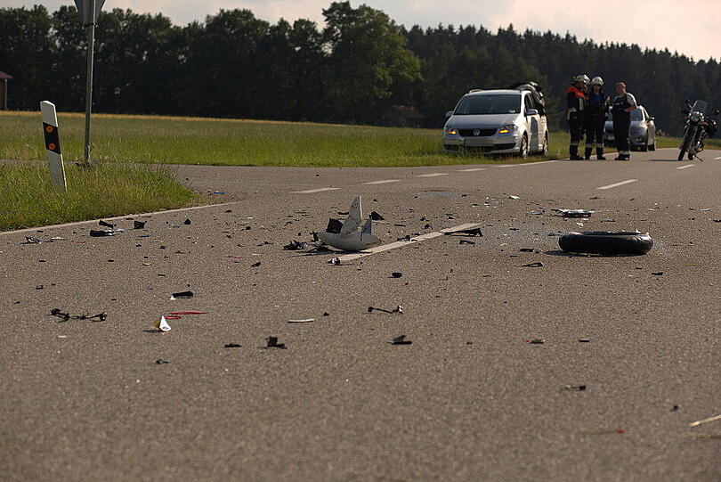 Ein Skoda prallte auf ein entgegenkommendes Motorrad. Der Motorradfahrer überlebte den Zusammenstoß nicht.