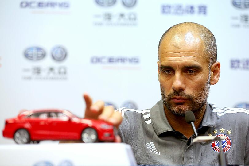 Pep Guardiola spricht in Guangzhou über seine Pläne mit Douglas Costa.