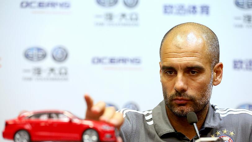 Pep Guardiola spricht in Guangzhou über seine Pläne mit Douglas Costa. Pep Guardiola spricht in Guangzhou über seine Pläne mit Douglas Costa.