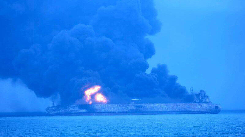 Bei der Kollision von zwei Schiffen vor der Küste Ostchinas ist ein Öltanker in Brand geraten. 32 Seeleute werden vermisst. Foto: Korea Coast Guard