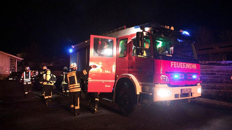 Bilder vom großen Feuerwehreinsatz in Fridolfing am Dienstagabend. Der Sachschaden ist nach dem Brand eines Sägewerks immens.